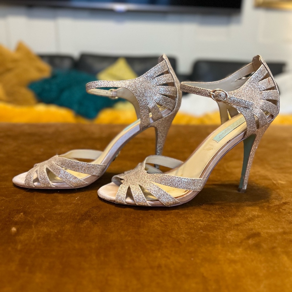 Blue by Betsey Johnson Tee Sandals in Champagne Glitter Size 8.5